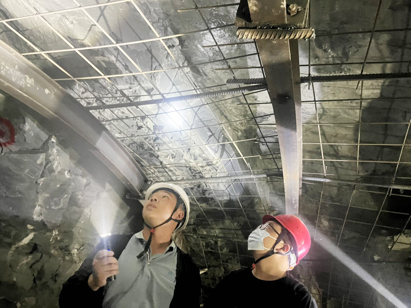 霍东华(图左)查看调水隧洞围岩及钢拱架支护情况.jpg